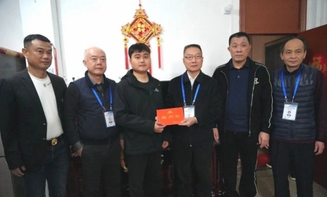 外卖小哥驱狗救东说念主获扶弱抑强慰问金 斗胆行径获奖赏