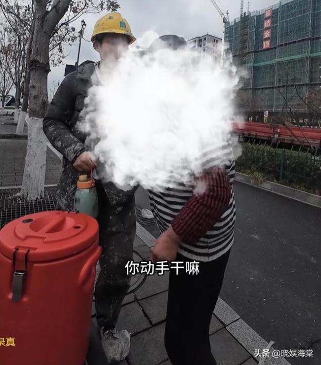 女子工地外卖饭遭食堂人员驱赶辱骂 凭双手谋生何错之有？