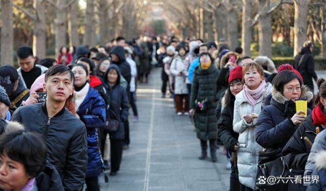 女孩凌晨3点排队等雍和宫舍粥 寒夜中的温暖期盼
