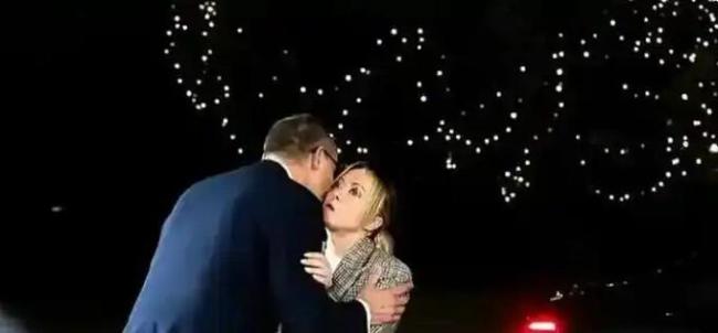德国总理想亲吻意大利总理遭拒 尴尬瞬间引发热议