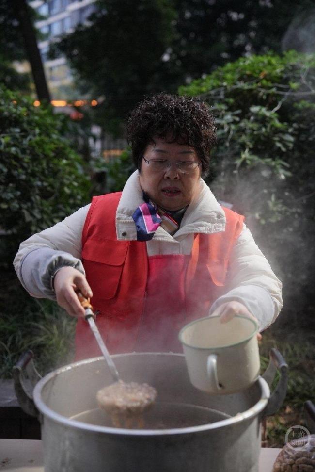 女子连续13年为邻居提供免费腊八粥