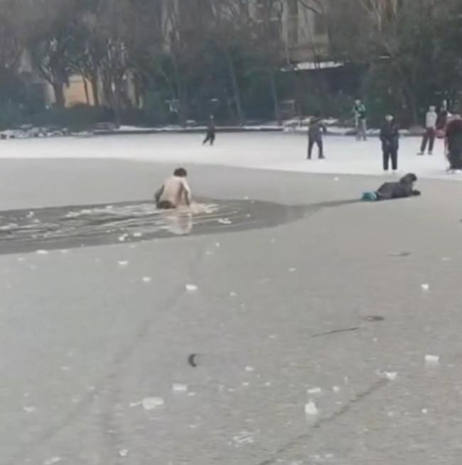 男子救人受困 另一人匍匐前去营救 冰湖上的生死救援