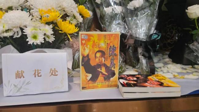 市民群众自发送别梁小龙 功夫巨星陨落悼念络绎不绝