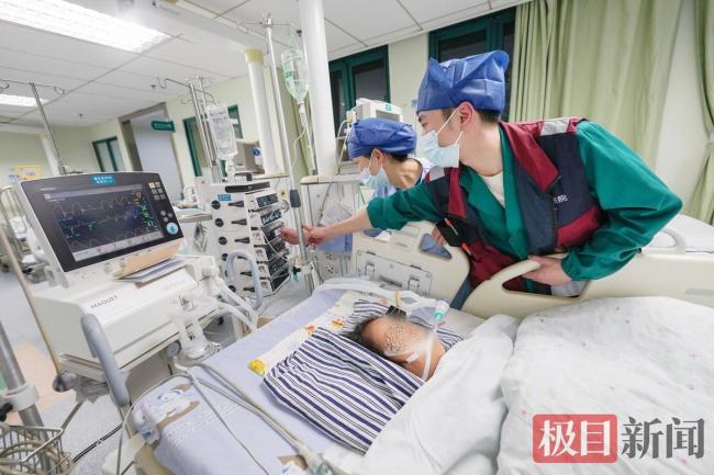女童心脏濒临崩溃 ECMO团队紧急救援 生死时速挽救生命