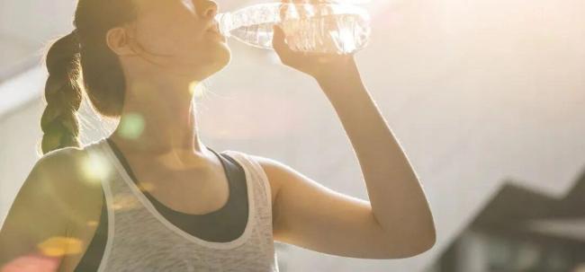 永远喝桶装水面对若何的健康风险 微塑料隐患需警惕