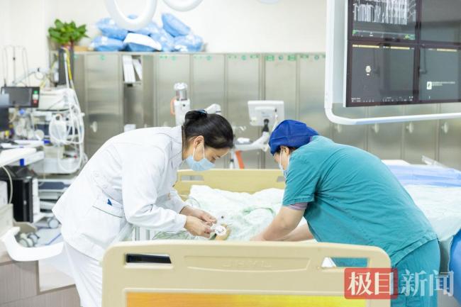 女童心脏濒临崩溃 ECMO团队紧急救援 生死时速挽救生命