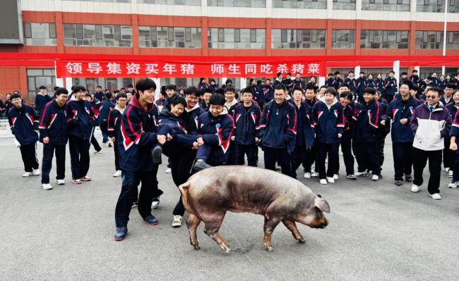 民办中学放寒假教职工领到半扇羊肉 校领导自掏腰包送温暖