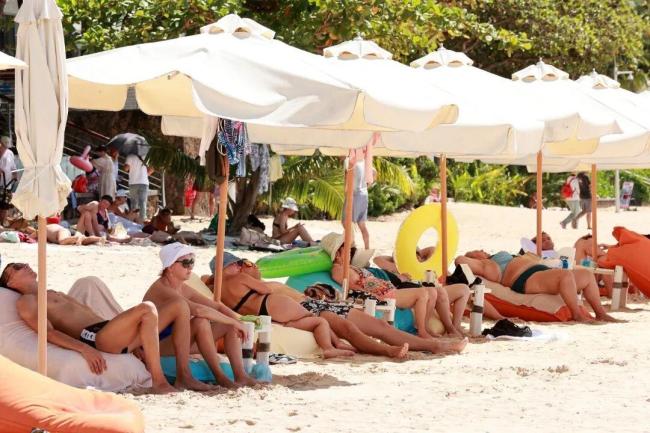 三亚的俄罗斯人快比东北人还多了 共享沙滩惬意时光