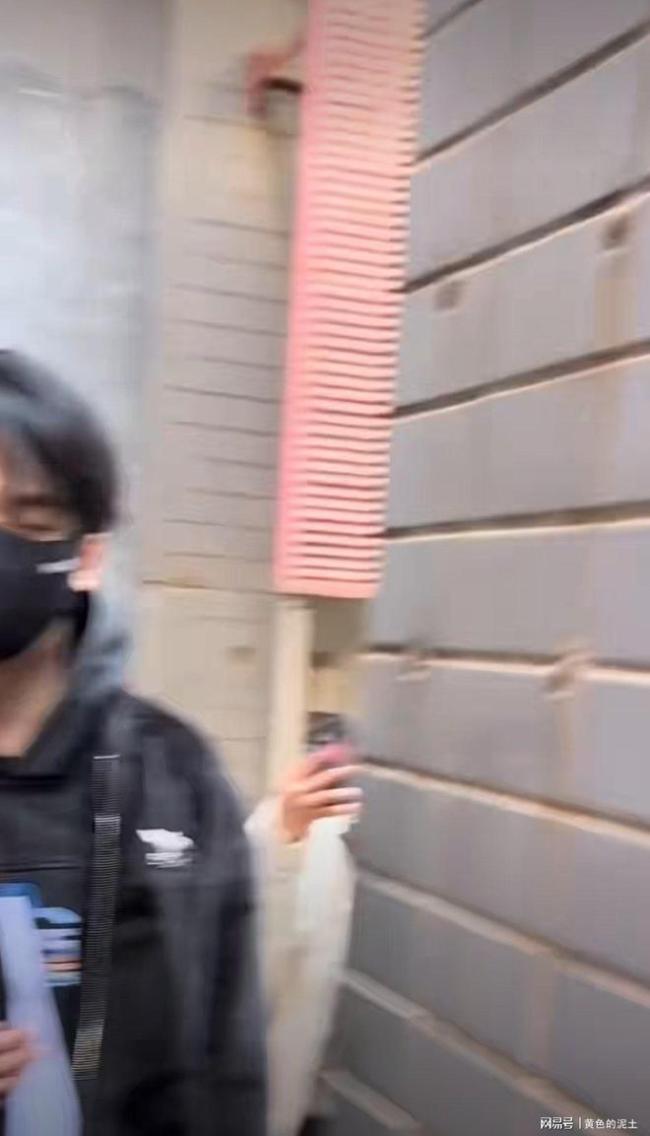 严浩翔遭12车围堵！私生饭追堵严浩翔还炫耀太离谱 