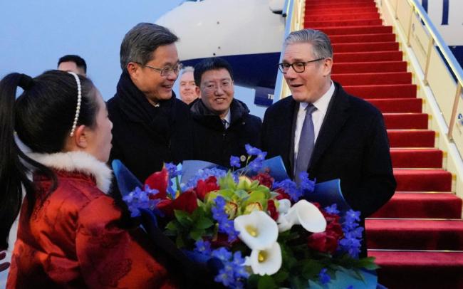 小女孩给英国首相献花，英国首相斯塔默抵达北京 英首相绅士访华