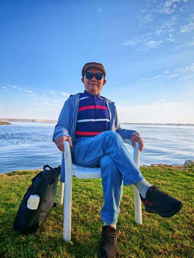 82岁大爷背包独自环游寰宇10年