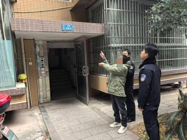 须眉盗窃电脑还换衣顺走啤酒 盗匪竟在屋内喝啤酒