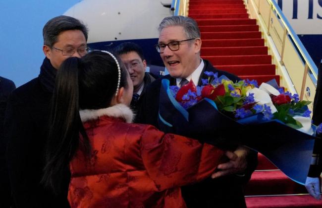 小女孩给英国首相献花，英国首相斯塔默抵达北京 英首相绅士访华