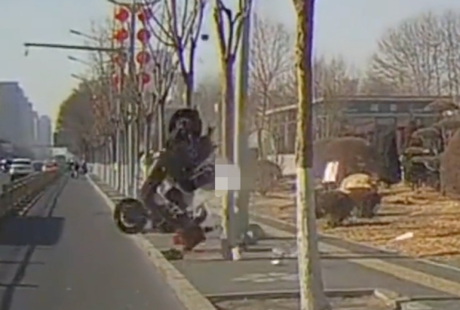 骑车须眉隐没不足腾空“飞越”数米 视频车右拐未实时不雅察激发事故