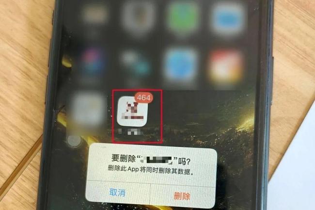 男子遭诈骗把现金塞进水泥管 警方疾驰拦截保住6.5万