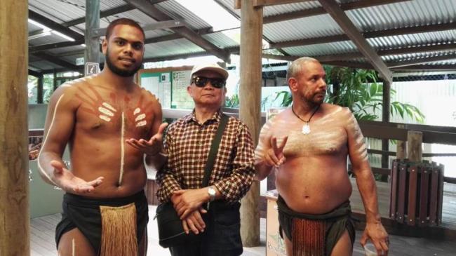 82岁大爷背包环游世界 耄耋之年逐梦全球