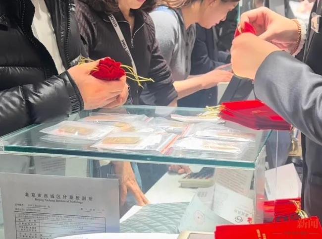 实探金店现场：有人一次买超1000克 黄金投资热潮涌动