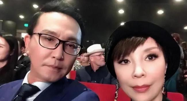 王楚钦与吴刚合影 体育与演艺的奇妙碰撞