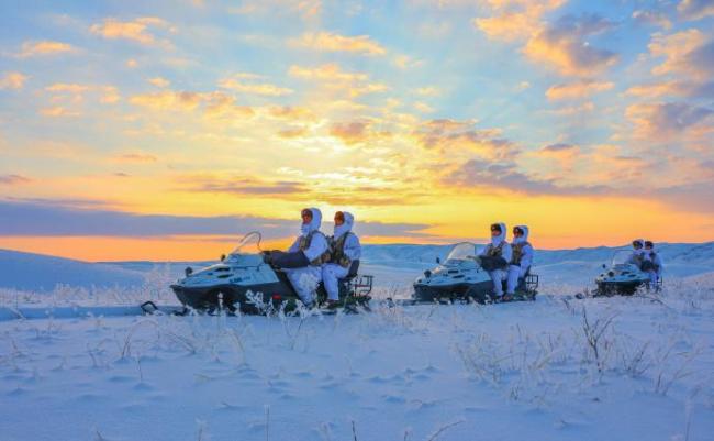 摩托雪橇成边防官兵雪原巡逻神器 确保边境安全稳定