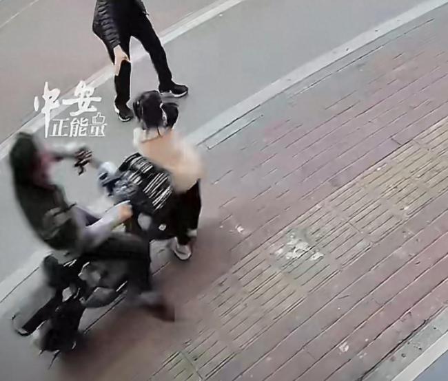 孩子被撞对方赔500姆妈退还 家长牵累激励反念念