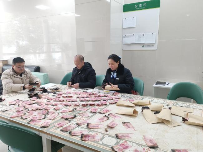 农户家中火灾 银行5东谈主救回13余万元 专科“抢救”解救赔本