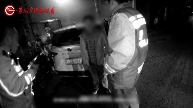 男子醉驾撞餐馆车内3人骨折 酒后驾车酿悲剧