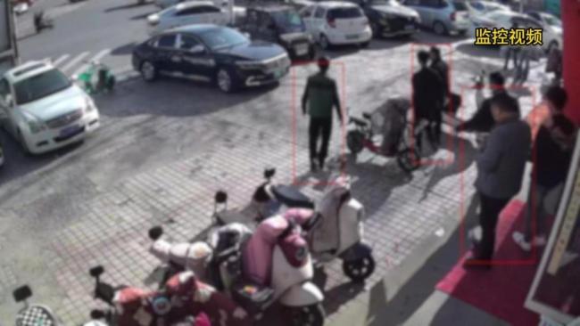 河南小伙买700万黄金 店员报警 电诈团伙洗钱被截获