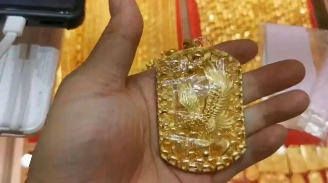 遗失80克金牌男子称回归正常生活 网络质疑不断