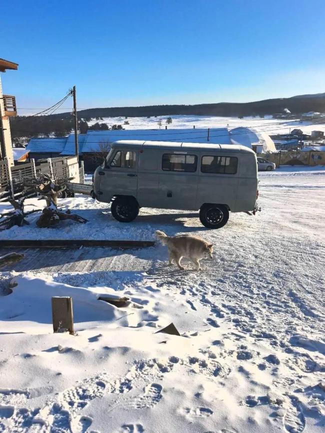 载10名中国游客越野车贝加尔湖冰面上翻车，75岁中国籍女性遇难 冰面行车安全引关注