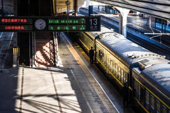 出行你会遴荐绿皮火车吗 公谈与后果的博弈