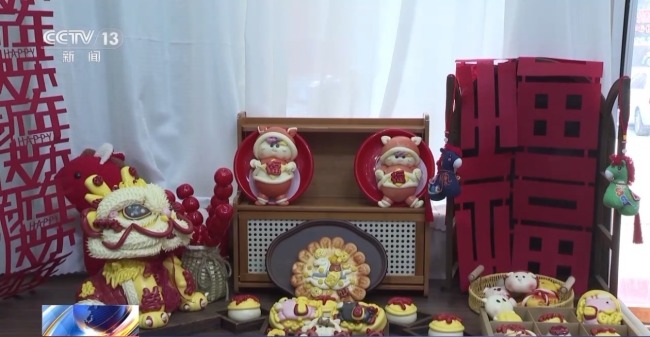 马年遇上传统手艺：花馍“蒸”福 烙画“绘”吉祥