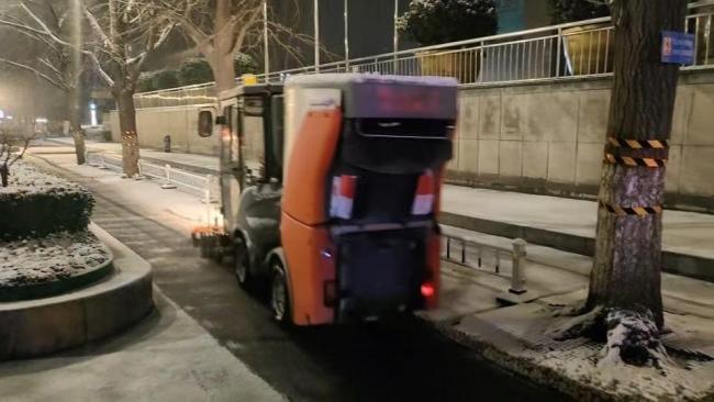 郑州1.1万余人次连夜除雪 保障道路畅通