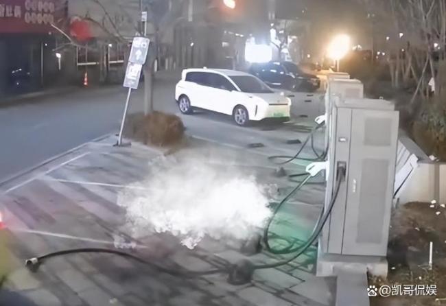 女子把充电枪扔地上碾压后续 公德心何在?