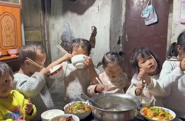 姆妈升天爸爸靠收泔水养2个男儿 伯娘义举感动东谈主心