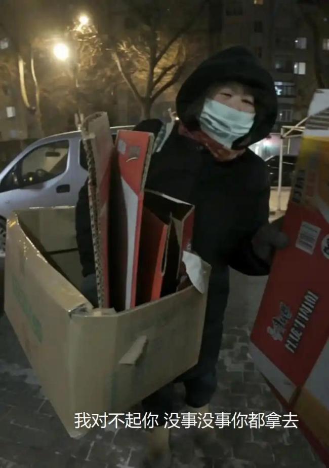 偷纸壳大姨一番话让老板心软 母爱的伟大与绝望