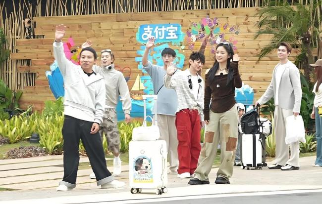 何炅飞行亲爱的东说念主皮客栈 诤友齐集暖热满满