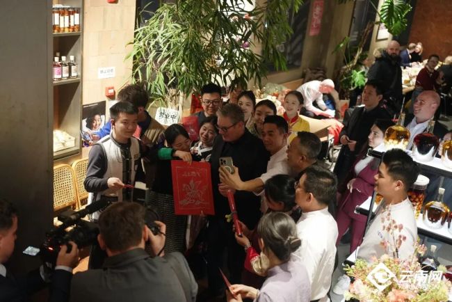 英国首相一行吃光牛肝菌焖饭