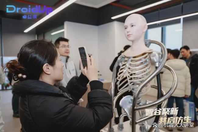 上海发布会现“硅基少女” 仿生技术巅峰之作引发热议
