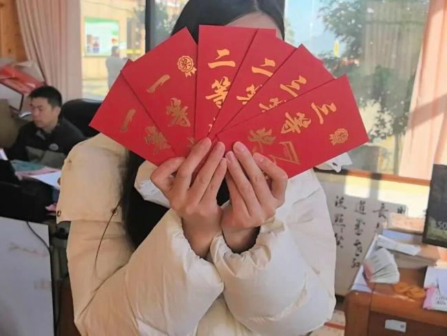 员工公司年会中10万又抽到苹果手机