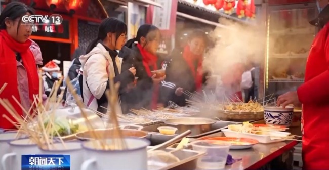 西安城墙下 早市烟火气催生“出入口经济”