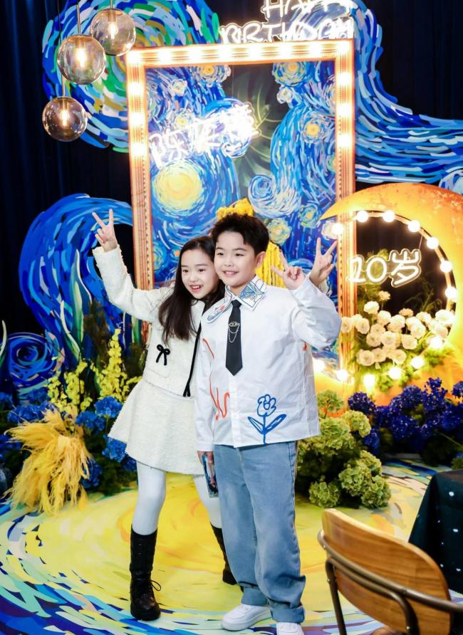 董璇带小酒窝现身朵朵诞辰宴 总角之交同框有爱