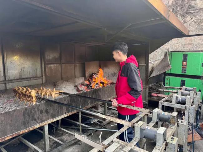 烤鸡少年称不会真的买迈巴赫 保留“少年感”