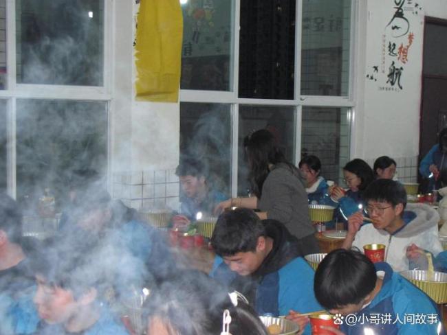 老师回应晚自习带全班涮火锅质疑 暖心还是失度?