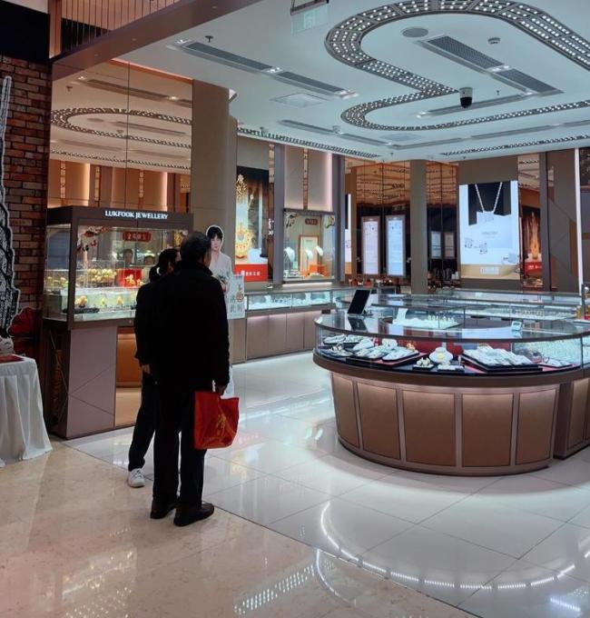 有柜姐称金价下跌退单要扣500元 退货规则引争议