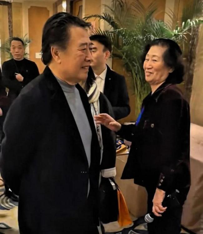 『刘晓庆』回应“8个男友”传闻 幽默化解情感谣言