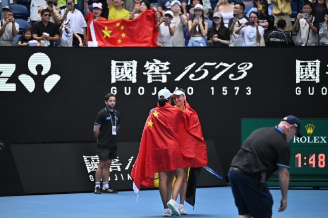 37岁张帅落泪!直言大满贯第3冠等太久,致敬郑洁:20年前你开创先河 中国骄傲再夺澳网冠军
