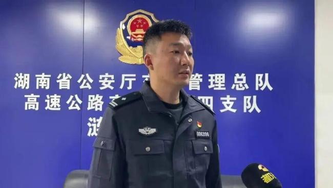 高速隧道火情 交警逆行救出98人 英勇无畏保平安