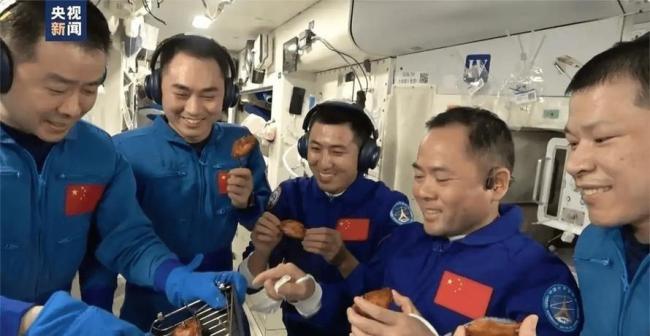 航天员在天际养上向日葵了