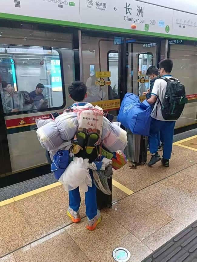 “最强背影小孩哥”复兴背行李回家