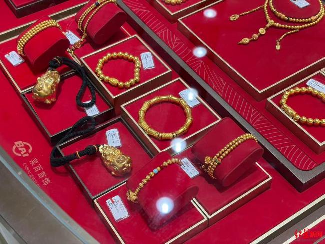 金价暴跌回收柜台前挤满顾客 黄金“抄底”热